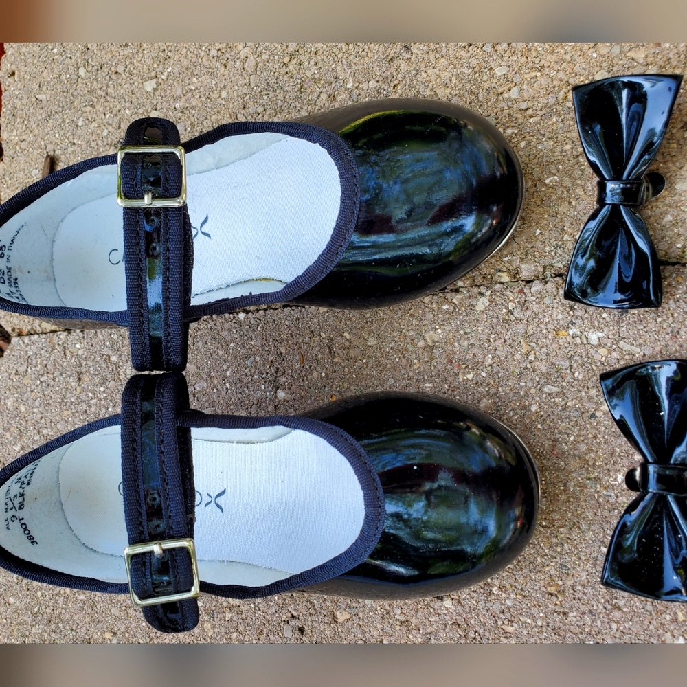 Capezio Kids Tap Shoes Size 9.5 Patent With Bows EUC